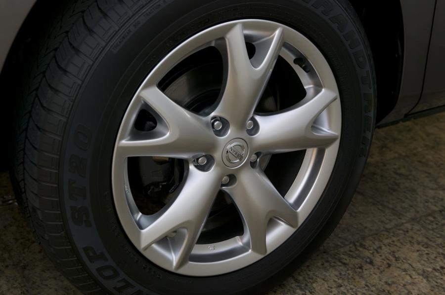 Колеса Nissan Rogue 2007 года  (фото 13 из 34)